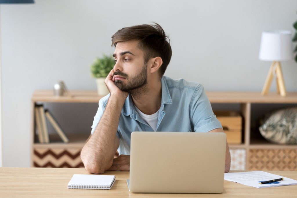 運動不足のリスクとは？座っている男性