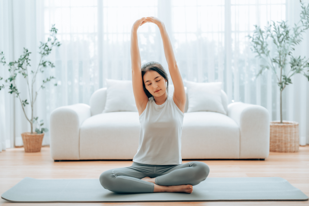 背伸びをする女性