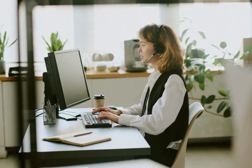 デスクワークをしている女性