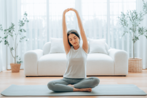 背伸びをする女性