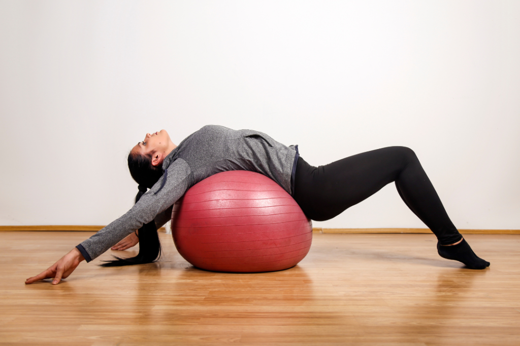 バランスボールで運動する女性
