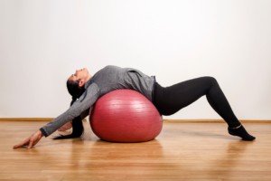 バランスボールで運動する女性