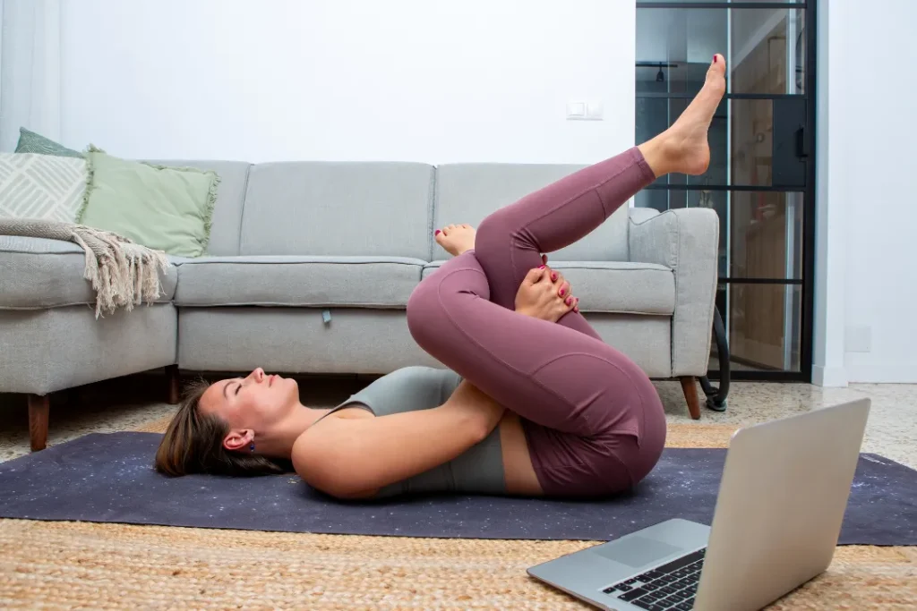 仰向けでストレッチしている女性