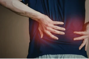 腰を抑える男性