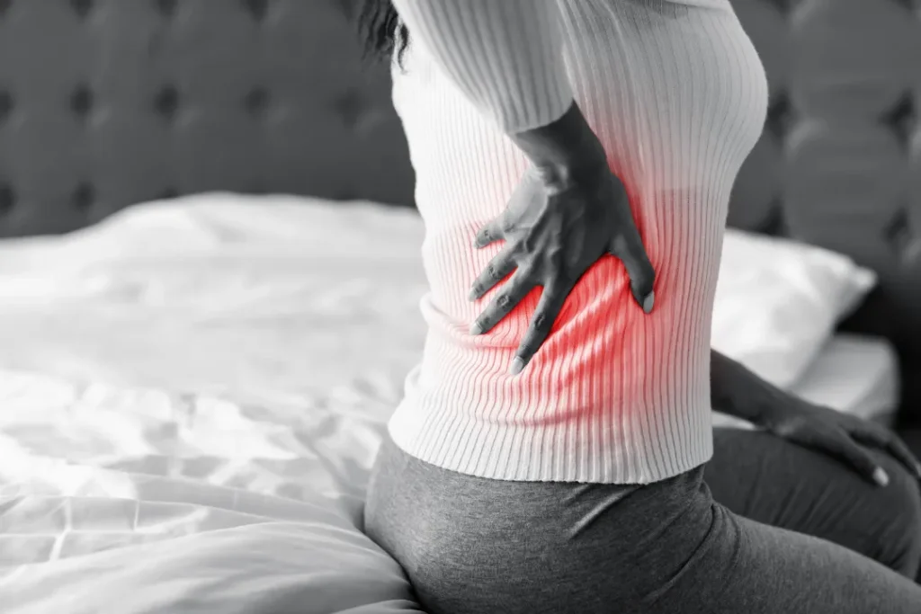 腰を抑える女性