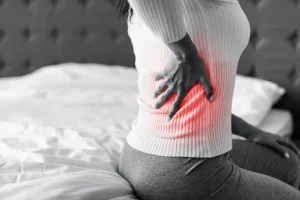 腰を抑える女性