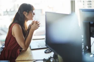 デスクワークの女性